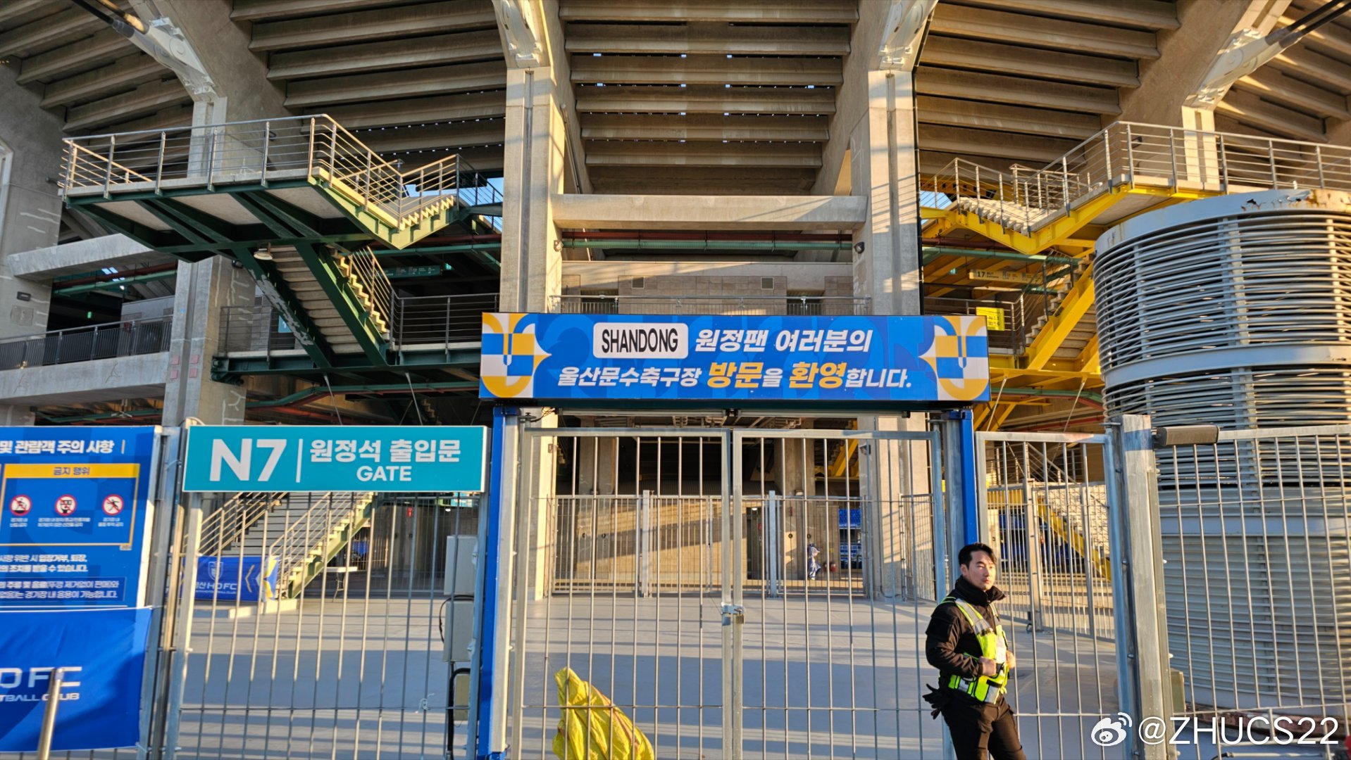  博主：蔚山現場(chǎng)工作人員、轉播車(chē)、安保在準備撤場(chǎng)，場(chǎng)外一片安靜