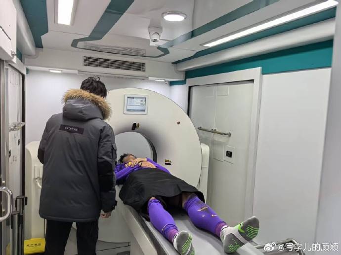  補時(shí)階段頭部被撞，天津記者：目前謝維軍正在醫院接受檢查