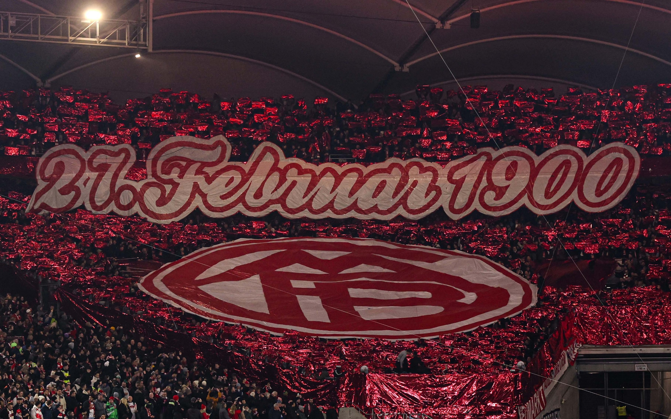  拜仁球迷在看臺展示TIFO，慶祝俱樂(lè )部成立125周年
