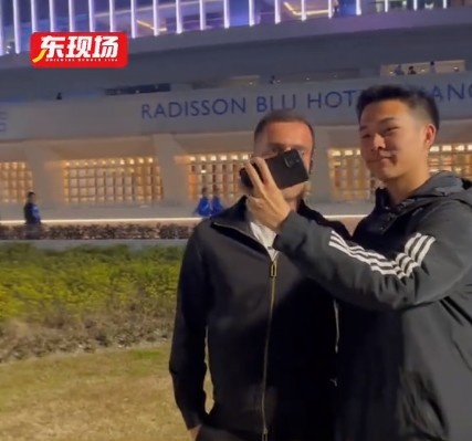  塞爾吉尼奧現身上海八萬(wàn)人體育場(chǎng)，并與球迷親切打招呼合影