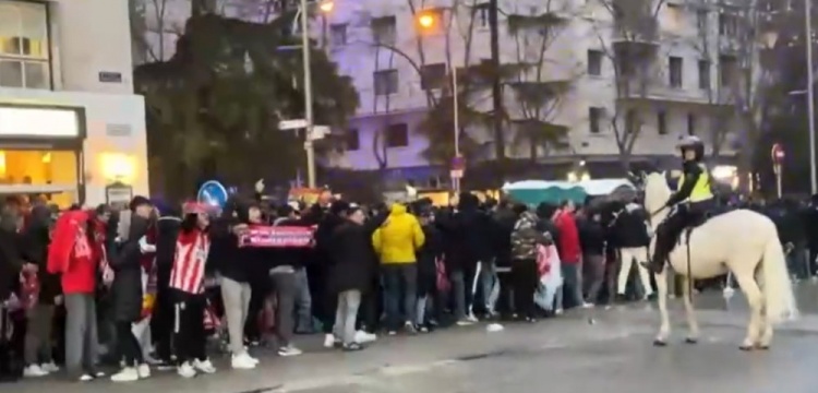  馬競球迷進(jìn)入伯納烏時(shí)向人群投擲雜物，導致安保對其進(jìn)行脫鞋檢查