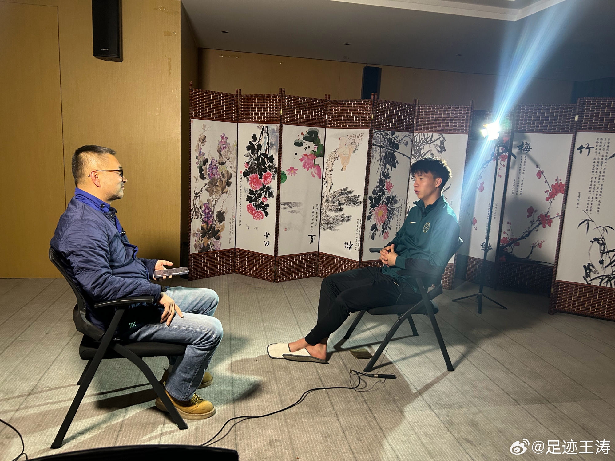 記者：王鈺棟視韋世豪為偶像&想加他微信，現進(jìn)了國足不知加到?jīng)]
