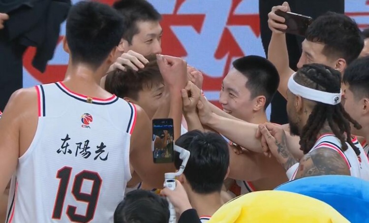  淚目！賽后廣東隊將趙睿圍在中間碰拳