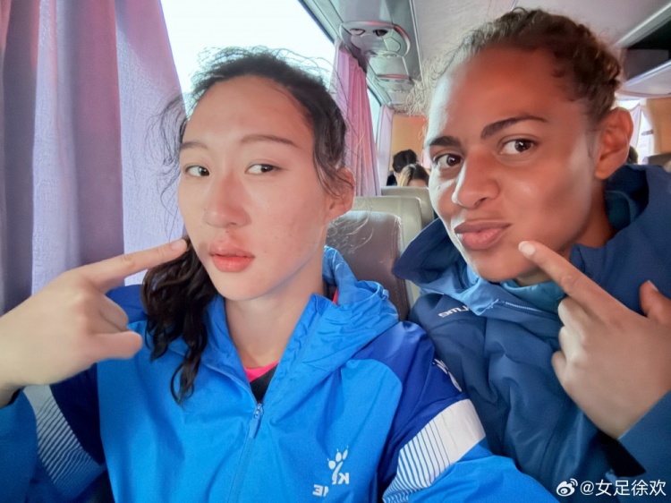  神勇！女足國門(mén)徐歡曬照，比賽中被球砸臉仍力保球門(mén)不失