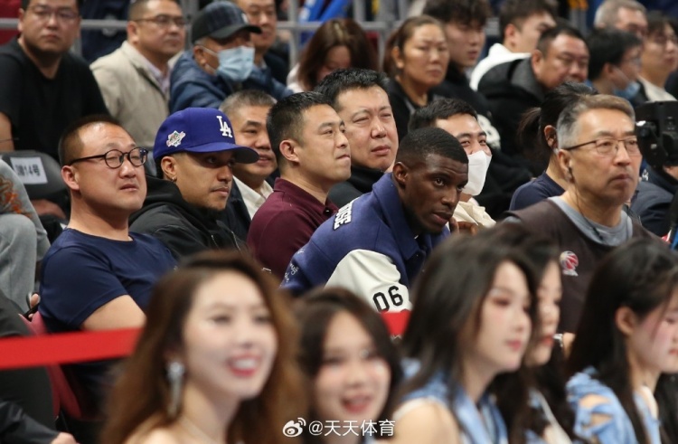  真籃球迷！國安外援法比奧攜玉昆外援科斯塔來(lái)到五棵松觀(guān)戰CBA