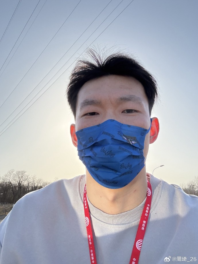  悠閑！周琦騎京牌電動(dòng)車(chē)出行：太陽(yáng)出來(lái)了 開(kāi)京牌兜兜風(fēng)！