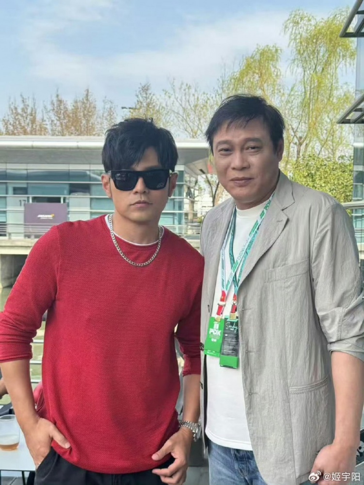  上海觀(guān)戰F1！記者曬范志毅與周杰倫合影照