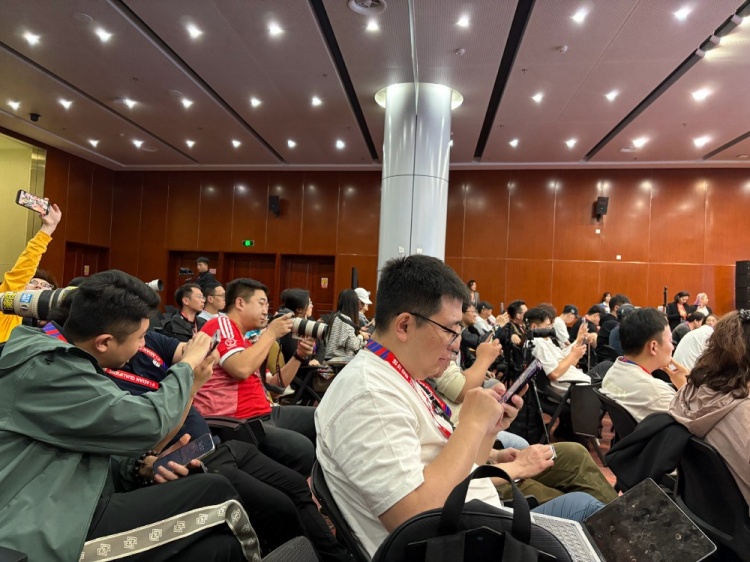 萬(wàn)眾矚目！記者擠滿(mǎn)國足賽前新聞發(fā)布廳，賽場(chǎng)記者預計超300人