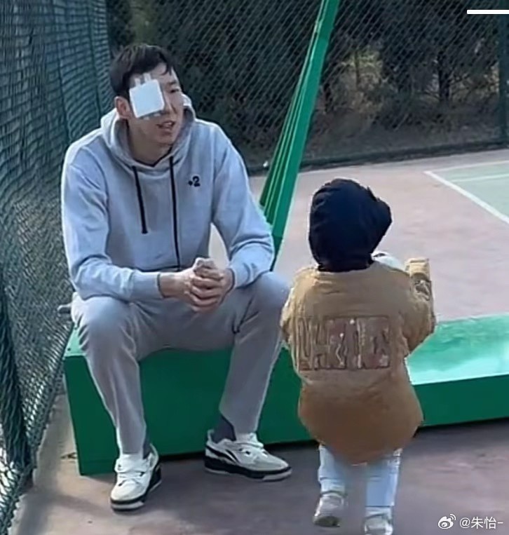  顧家好男人！記者曬出周琦手術(shù)后回歸家庭帶娃照片