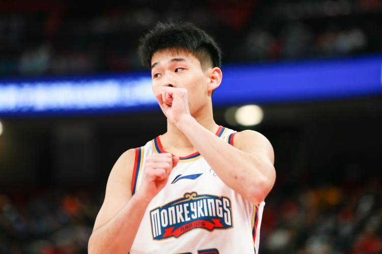  效率太低！林葳25中8&三分10中1拿到19分1板3助2斷 4失誤