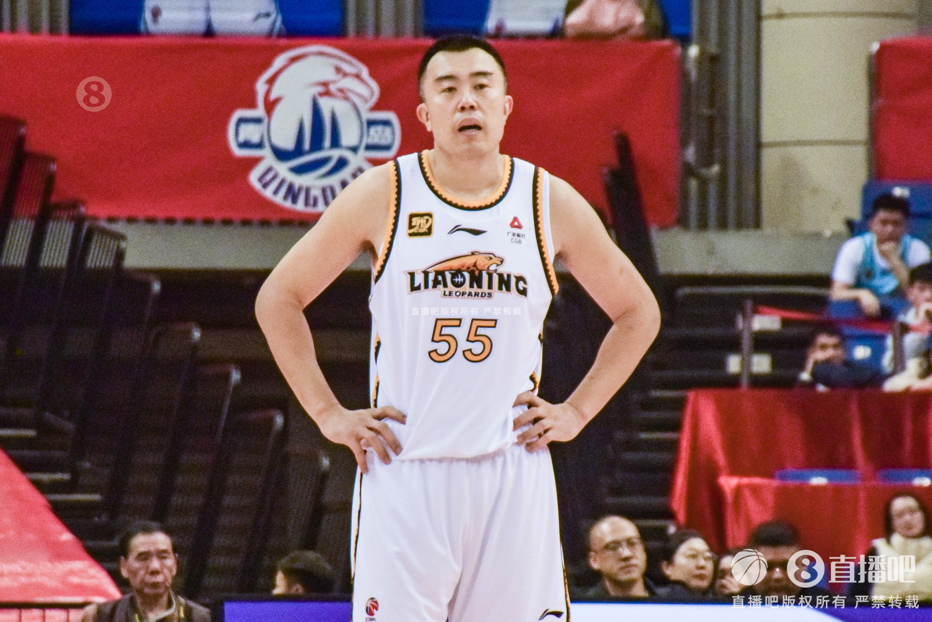  老將不容易！韓德君帶傷出戰半場(chǎng)6分鐘5犯 僅2板2助