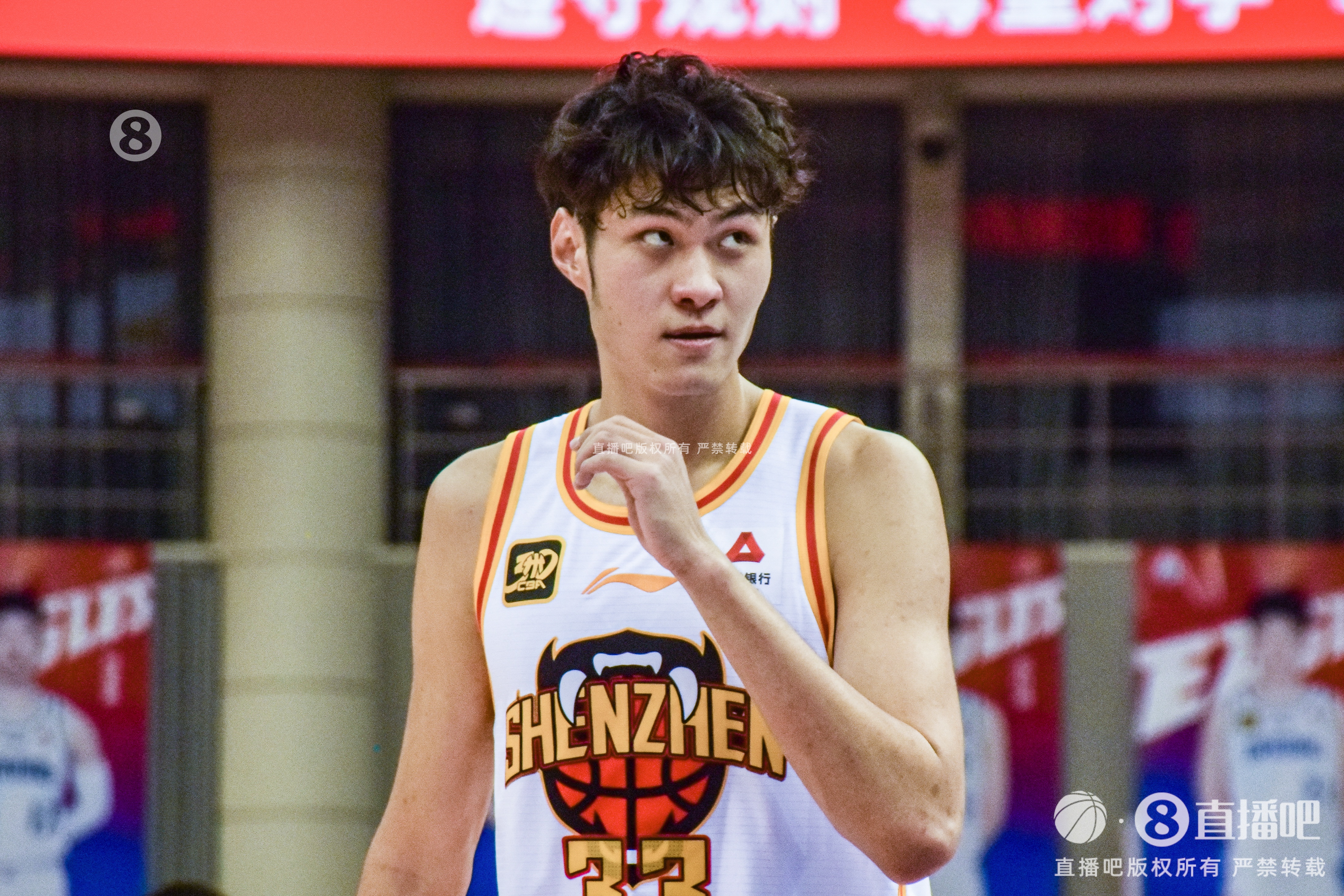  敢打敢拼！王浩然首節打滿(mǎn)12分鐘6中4拿到11分&上演反擊飛身劈扣