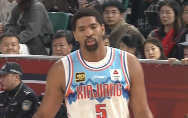  狀態(tài)出色！勞森首節打滿(mǎn)10分鐘5中4高效拿到11分2板1斷