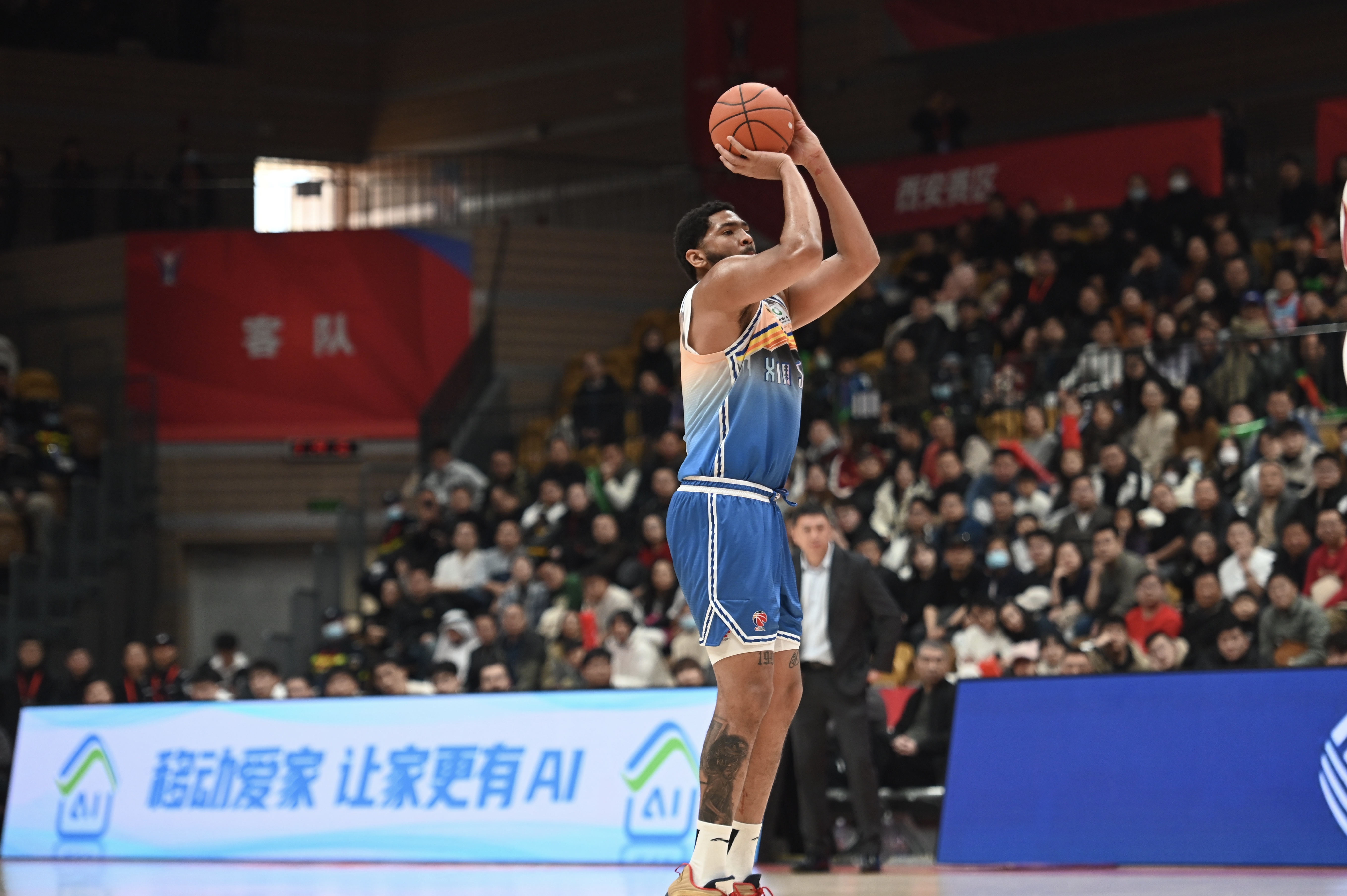  率先發(fā)力！新疆外援勞森首節7中5拿到11分 三分2中1