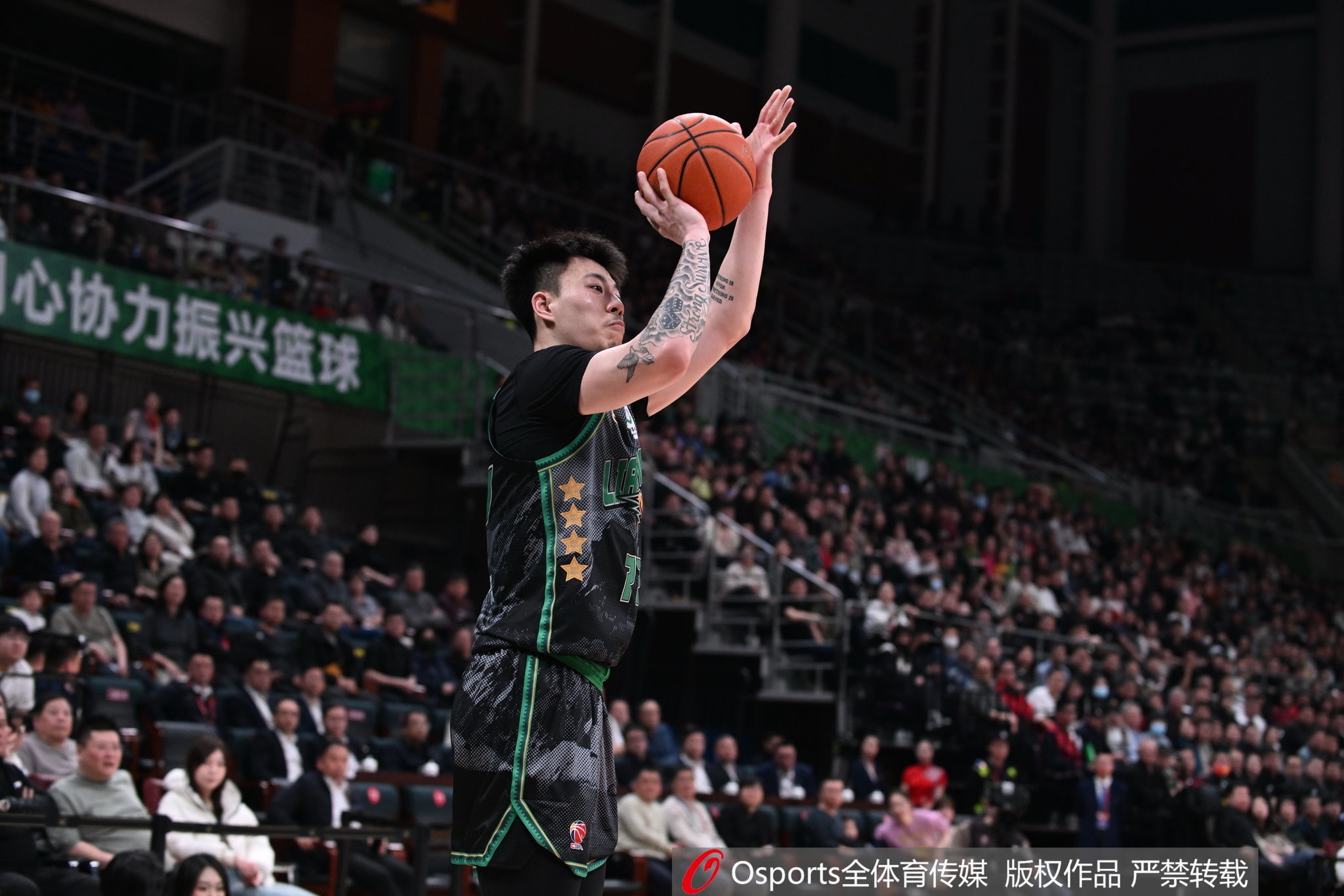  雙星閃耀！張鎮麟&韓德君半場(chǎng)合計12中8 合砍21分9籃板2助攻2搶斷